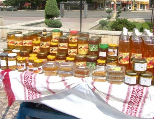 Primăria Cernavodă distribuie miere persoanelor nevoiaşe
